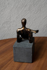 HOMBRE ABSTRACTO PIERNA CRUZADA