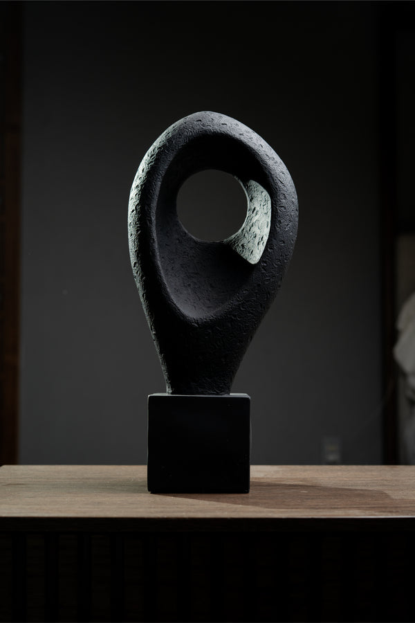 ESCULTURA OVAL NEGRA