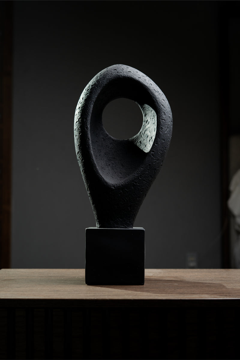 ESCULTURA OVAL NEGRA