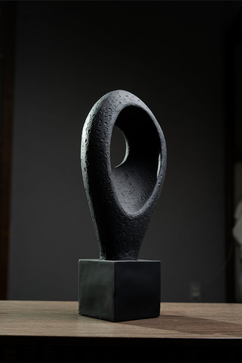 ESCULTURA OVAL NEGRA