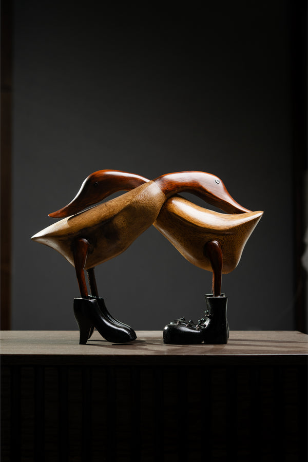 ESCULTURA PATOS ABRAZADOS
