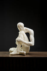 ESCULTURA HOMBRE SENTADO