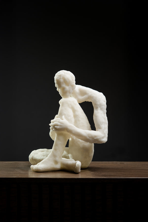 ESCULTURA HOMBRE SENTADO