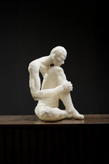 ESCULTURA HOMBRE SENTADO