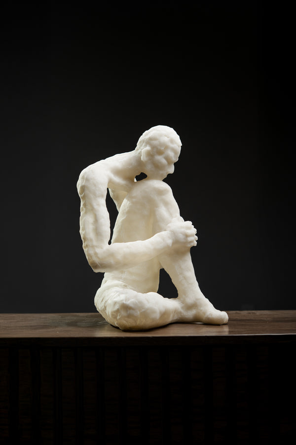ESCULTURA HOMBRE SENTADO