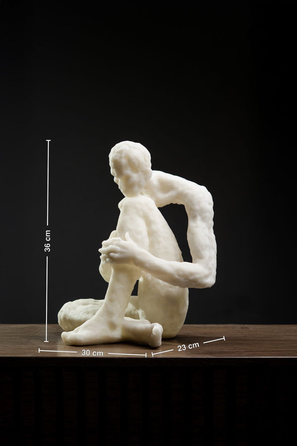 ESCULTURA HOMBRE SENTADO