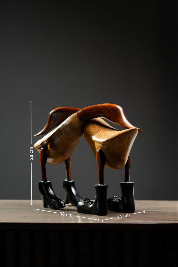 ESCULTURA PATOS ABRAZADOS