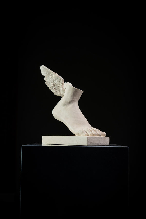 ESCULTURA PIE CON ALAS