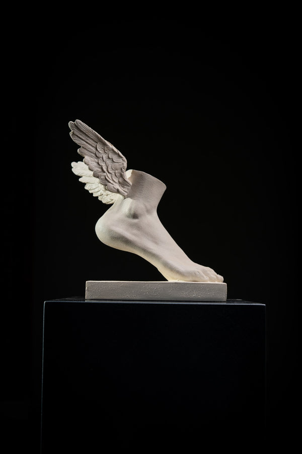ESCULTURA PIE CON ALAS